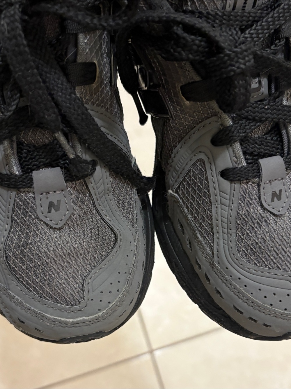 New Balance Gray and Black Trail-Style Sneakers Boys size 4 - Picture 9 of 15